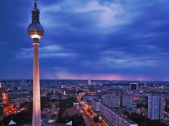 <a href="/cover/berlin-kruglosutochnye-tusovshchiki-kratkii-gid-po-gorodu">БЕРЛИН: КРУГЛОСУТОЧНЫЕ ТУСОВЩИКИ - КРАТКИЙ ГИД ПО ГОРОДУ</a>